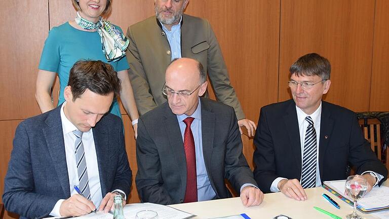 Die Resolution gegen weitere Stromtrassen mit dem Endpunkt in Bergrheinfeld/Grafenrheinfeld hat MdB Anja Weisgerber (hinten) initiiert. Für den Landkreis Schweinfurt unterzeichnete sie Landrat Florian Töpper (links), für den Landkreis Haßberge Landrat Wilhelm Schneider (vorne Mitte) sowie MdL Steffen Vogel (dahinter) sowie Bergrheinfelds Bürgermeister Ulrich Werner (rechts). Ihnen folgten zahlreiche Bürgermeister aus den beiden Landkreisen.