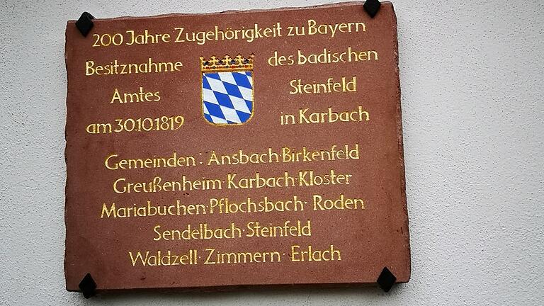 Die Gedenktafel, die der Steinmetz Niklas Dienstl angefertigt hatte, vor dem historischen Gasthaus Stern in Karbach, wo vor 200 Jahren die Besitznahme des badischen Amtes Steinfeld durch das Königreich Bayern erfolgte. Die Gedenktafel, die der Steinmetz Niklas Dienstl angefertigt hatte, vor dem historischen Gasthaus Stern in Karbach, wo vor 200 Jahren die Besitznahme des badischen Amtes Steinfeld durch das Königreich Bayern erfolgte.