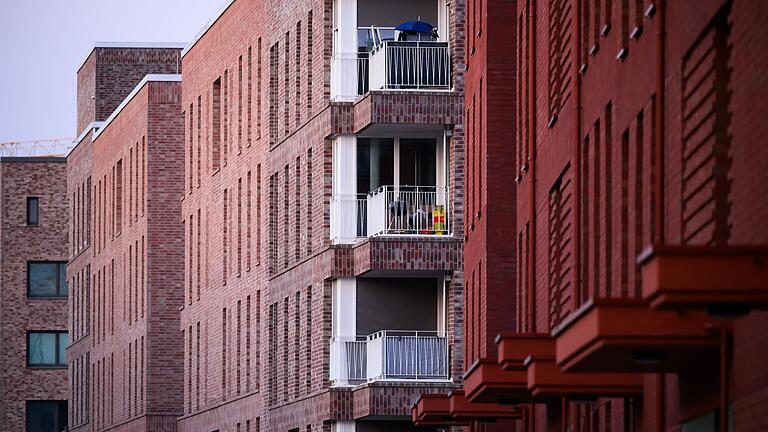 Wohnungsbau in Deutschland       -  Im Vergleich zum ersten Quartal des laufenden Jahres gab es nur noch bei Wohnungen in dünn besiedelten ländlichen Regionen Preisrückgänge. (Archivbild).
