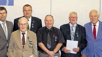 Ehrung mit dem Europakreuz: Kurt Berger, Reservistenverband Unterfranken, Main-Spessart-Landrat Thomas Schiebel, Jean-Louis Delahaux, Partnerschaftskomitee Normandie, Jean Bernard, Bürgermeister von Caen, Jean-Rene Goillaux, Herbert Hausmann, Partnerschaftskomitee Unterfranken, Armin Grein, stellvertretender Bezirkstagspräsident und Manfred Stange, Reservistenverband (von links).