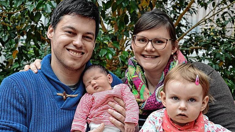 Greta ist nach Schwesterchen Frida das zweite Mädchen, das in der Hollstädter Herrnmühle aufwachsen wird; bisher gab's da lauter Buben. Umso mehr freuen sich die Großeltern Roswitha und Arno Ress übers dritte Enkelchen. Das Töchterchen von Stefanie (26) und Markus Ress (32) wurde am 3. Februar um 7.51 Uhr in der Rhön-Kreisklinik geboren. Die Kleine war 51 Zentimeter groß, wog 3130 Gramm. Für Karin und Rainer Kohl in Sondheim/Grabfeld ist es das fünfte Enkelkind, für Helga und Rolf Eckardt das achte Urenkelchen.FOTO: Karin Nerche-Wolf