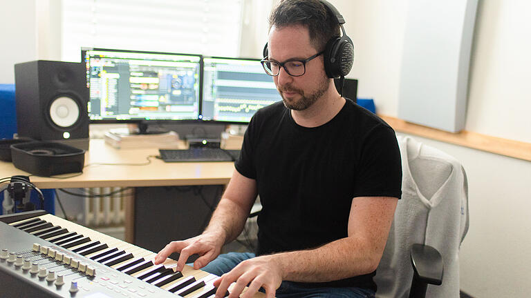 Komponist des Spieleentwicklers Handygames - Der Komponist des Spieleentwicklers Handygames, Christophe Kalkau, sitzt an seinem Keyboard und arbeitet an einem Lied. Komponist des Spieleentwicklers Handygames - Der Komponist des Spieleentwicklers Handygames, Christophe Kalkau, sitzt an seinem Keyboard und arbeitet an einem Lied.
