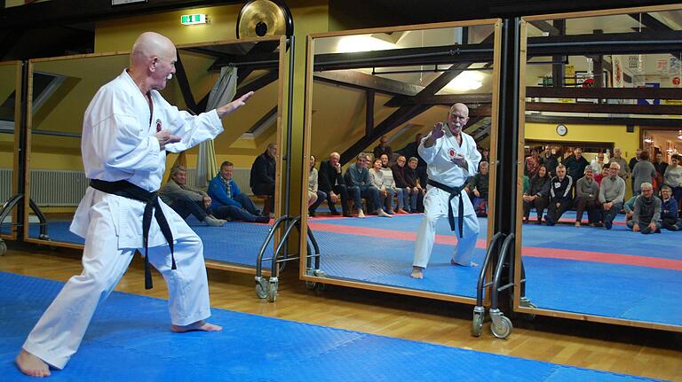 Ungewöhnliche Schüler: Udo Hofer gründete vor vier Jahren im Budokan Schweinfurt eine Trainingsgruppe für über 50-Jährige. Ungewöhnliche Schüler: Udo Hofer gründete vor vier Jahren im Budokan Schweinfurt eine Trainingsgruppe für über 50-Jährige.