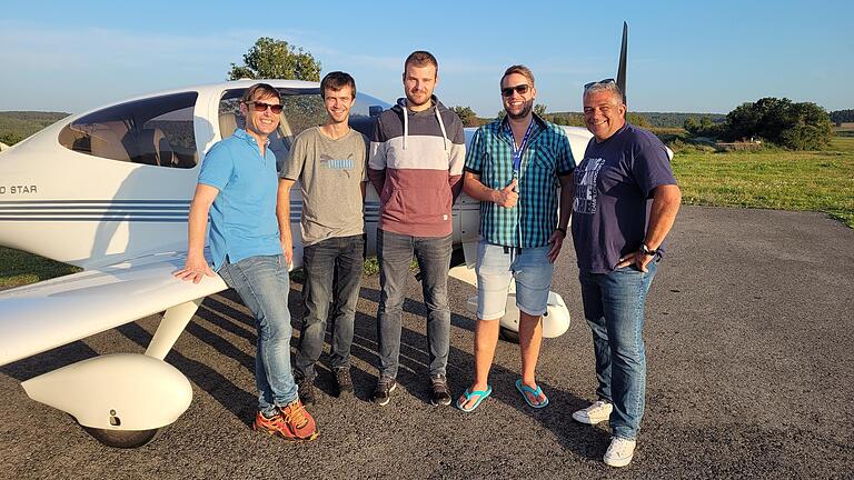 Die drei neuen Motorflugpiloten mit Ihrem Fluglehrer und dem Prüfer nach der bestandenen praktischen Prüfung von Philipp Göppner. Von links: Stefan Kowarsch (Fluglehrer), Philipp Göppner, Jonas Wehner, Hendrik Kunz, Frank Kurtz (Prüfer). Die drei neuen Motorflugpiloten mit Ihrem Fluglehrer und dem Prüfer nach der bestandenen praktischen Prüfung von Philipp Göppner. Von links: Stefan Kowarsch (Fluglehrer), Philipp Göppner, Jonas Wehner, Hendrik Kunz, Frank Kurtz (Prüfer).