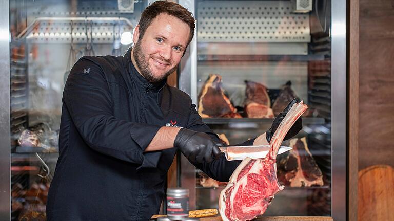 Die Grillsaison beginnt: Metzgermeister Dominik Glasauer – hier mit Tomahawk Steak – gibt Tipps für den perfekten Grillgenuss. Die Grillsaison beginnt: Metzgermeister Dominik Glasauer – hier mit Tomahawk Steak – gibt Tipps für den perfekten Grillgenuss.