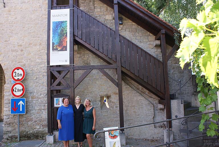 Glaskunst im Maintor: Am Wochenende eröffnete Petra Markert (rechts) ihre Galerie im Maintor. Weinprinzessin Linda Wirsching und Bürgermeisterin Elisabeth Drescher gratulierten zur Eröffnung. Glaskunst im Maintor: Am Wochenende eröffnete Petra Markert (rechts) ihre Galerie im Maintor. Weinprinzessin Linda Wirsching und Bürgermeisterin Elisabeth Drescher gratulierten zur Eröffnung.