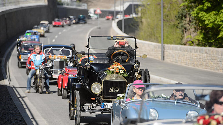 Endlich: Freie Fahrt am Zeller Bock - Ein Konvoi aus Oldtimern: Sie befuhren als Erste den sanierten Zeller Bock. Endlich: Freie Fahrt am Zeller Bock - Ein Konvoi aus Oldtimern: Sie befuhren als Erste den sanierten Zeller Bock.