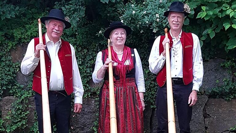 Das 'Rhöner Alphornbläser-Trio' (von links) Wolfgang Fella, Ingrid Schubert und Reiner Morshäuser spielt am Samstag, 27. Juli in der evangelischen Kirche von Geroda erstmals die Rhöner Alphornmesse.Kathrin Zitzmann       -  Das 'Rhöner Alphornbläser-Trio' (von links) Wolfgang Fella, Ingrid Schubert und Reiner Morshäuser spielt am Samstag, 27. Juli in der evangelischen Kirche von Geroda erstmals die Rhöner Alphornmesse.Kathrin Zitzmann