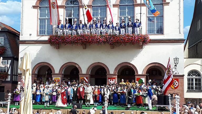 Beim Umzug in Seligenstadt war der Spielmannszug der königlich bayerischen Landwehr Esselbach nach 2015 zum zweiten Mal zu Gast.