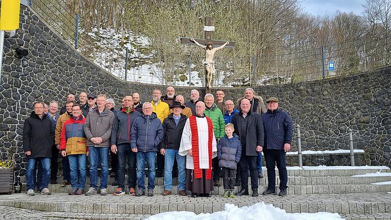 Gruppenfoto beim Georgitag am Kreuzberg.