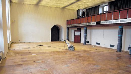 Ein Bild mit Symbolkraft: Beim Abschleifen des Bodens im Großen Rathaus-Sitzungssaal wurde festgestellt, dass das Furnier aus den 1950er Jahren nur mehr vier Millimeter Höhe hat. Folge: Jetzt gibt es neben neuen Stühlen, Tischen und neuer Technik auch einen neuen Unter- und Holzboden.