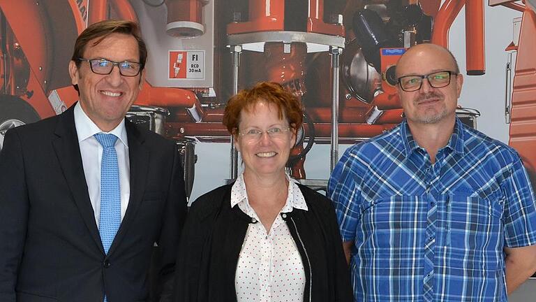 Seit 40 Jahren Knauf treu       -  Cornelia Grein aus Kitzingen (Mitte) und Manfred Jungwirth  aus Iphofen (rechts) arbeiten seit 40 Jahren bei der Firma Knauf in Iphofen. Mit einer Ausbildung zur Industriekauffrau hat 1977 Cornelia Greins Laufbahn begonnen. Nach erfolgreichem Abschluss wurde sie als Sekretärin des Vertriebsleiters bei Knauf PFT übernommen. 1989 übernahm sie auch die Assistenz des Geschäftsführers der PFT und ist seitdem in dieser Funktion tätig. Hier kümmert sie sich um sehr umfangreich Aufgaben, angefangen vom Schriftverkehr und der Terminkoordination bis hin zur Organisation von Tagungen, Partnerhändlerseminaren und Schulungen. Auch auf Messen ist das Organisationsgeschick von Grein hilfreich. Manfred Jungwirth startete ebenfalls 1977 mit einer Ausbildung zum Elektriker und hat sich in einer Lehrzeitverlängerung zum Energieanlagen-Elektroniker weitergebildet. Anschließend fand er in der PFT Endmontage sein Betätigungsfeld, speziell war er für den Bau der G 4 Putzmaschine eingesetzt. Ab 1991 absolvierte der Jubilar eine Weiterbildung zum Industriemeister. Bei einer Feier gratulierten PFT-Geschäftsführer York Falkenberg (links), Irma Amrehn, Leiterin Personal sowie der Vorsitzende des Betriebsrats Klaus Moik. Foto: Knauf