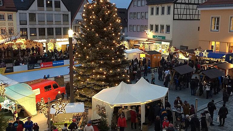 Treffpunkt Innenstadt: Beim 22. Nostalgischen Weihnachtsmarkt in Mellrichstadt ging es am Samstag und Sonntag gesellig zu. Treffpunkt Innenstadt: Beim 22. Nostalgischen Weihnachtsmarkt in Mellrichstadt ging es am Samstag und Sonntag gesellig zu.