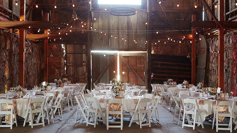 Barn Wedding       -  Eine Scheune ist die ideale Location für eine Vintage-Hochzeit.