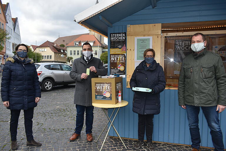 Trotz Corona-Krise findet die Weihnachtsverlosung statt. Darüber freuen sich (von links): Theresia Griebel (Förderverein des Stadtmarketings), Bürgermeister Michael Werner, Christel Lux (Förderverein des Stadtmarketings) und Peter Dietz (2. Vorsitzender Förderverein des Stadtmarketings).