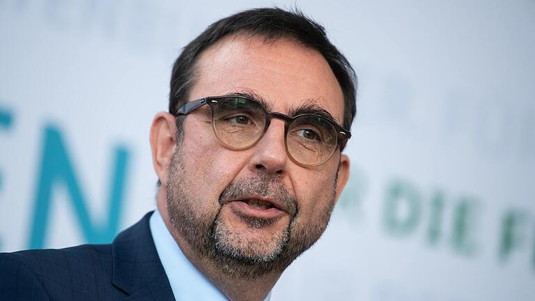 Auch Bayerns Gesundheitsminister Klaus Holetschek (CSU) sieht Handlungsbedarf bei den Vorgaben für Isolation und Quarantäne im Falle von Corona-Infektionen. Auch Bayerns Gesundheitsminister Klaus Holetschek (CSU) sieht Handlungsbedarf bei den Vorgaben für Isolation und Quarantäne im Falle von Corona-Infektionen.