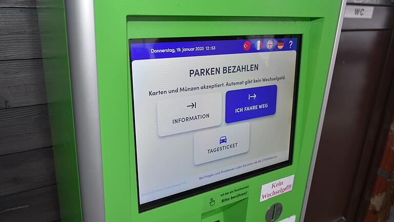 Über einen Touchscreen am Automaten muss man fortan seine Parkgebühren am Kloster Kreuzberg bezahlen.