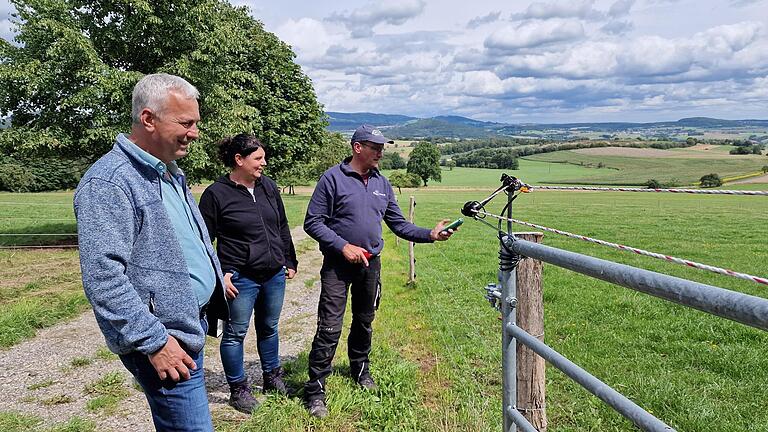 Wolfgang Klein (Amt für Ernährung, Landwirtschaft und Forstenlässt sich von Landwirts-Ehepaar Silvia und Roland Wehner den Herdenschutzzaun vorführen.       -  Wolfgang Klein (Amt für Ernährung, Landwirtschaft und Forstenlässt sich von Landwirts-Ehepaar Silvia und Roland Wehner den Herdenschutzzaun vorführen.