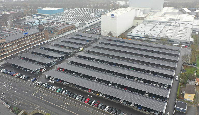ZF hat es in Schweinfurt vorgemacht und Parkplätze überdacht: Auf rund 14.000 Quadratmetern produziert die Anlage mit knapp 8000 verbauten Modulen laut Unternehmen eine Spitzenleistung von über 2,5 Megawatt.