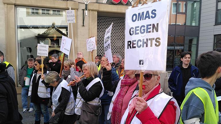 Die Regionalgruppe Kitzingen von &quot;Omas gegen Rechts&quot; bei einer Demonstration für Demokratie in Kitzingen.