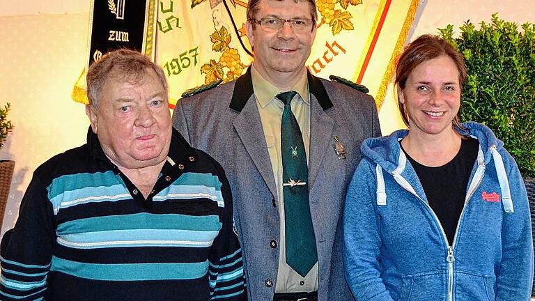 Schützenmeister Wolfgang Thoma dankte beim Jahrtag wieder langjährigen Vereinsmitgliedern. Von links: Günther Kaufmann, Schützenmeister Wolfgang Thoma und Andrea Salomon. Schützenmeister Wolfgang Thoma dankte beim Jahrtag wieder langjährigen Vereinsmitgliedern. Von links: Günther Kaufmann, Schützenmeister Wolfgang Thoma und Andrea Salomon.