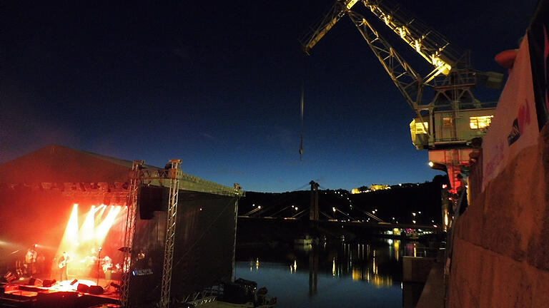 Impressionen vom Hafensommer zeigt der Kunstverein während des Sommerfestivals im Alten Hafen auf seinem dort liegenden Ausstellungsschiff Arte Noah.&nbsp; Foto: Ulrike Sanchez