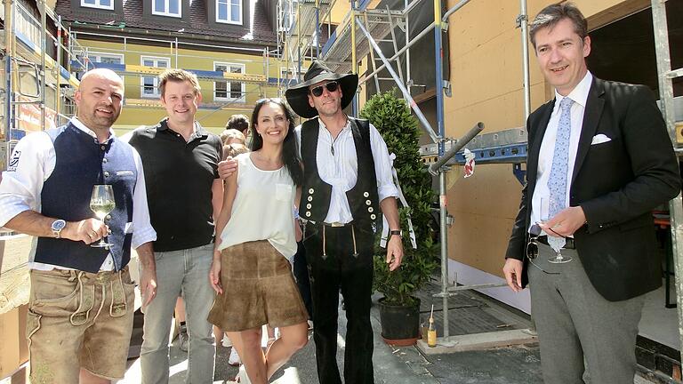 Beim Richtfest des Gashofs 'Stadt Mainz': der neue Besitzer und Investor Georg Göbel (von links), Michael Bauer, Georg Göbels Frau und Architektin Sandra Göbel und Zimmermann Andreas Reinhard und OB Christian Schuchardt.