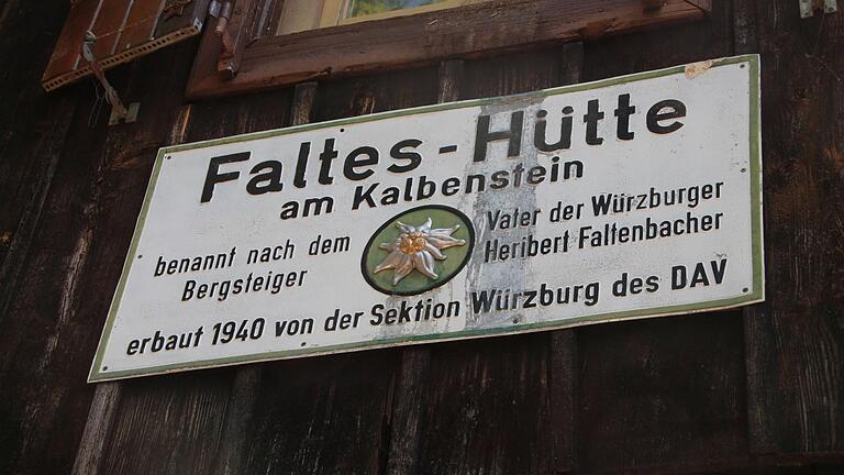 Schild an der Falteshütte des Deutschen Alpenvereins am Kalbenstein (Edelweiß) nördlich von Karlstadt.