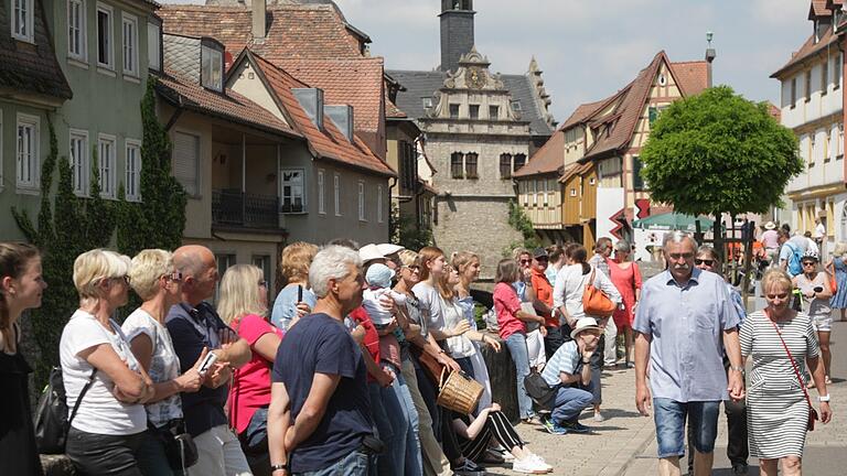 Wann wieder Veranstaltungen mit größeren Besuchermengen ohne Hygieneregeln und Mindestabstand&nbsp; möglich sind, steht in den Sternen. Dies gilt selbst für Veranstaltungen unter freiem Himmel, wie hier das Kunstfest 'Artbreit' für Bildhauerei, Malerei und Musik verschiedener Genre in Marktbreit. Das Foto entstand im Juni 2018.