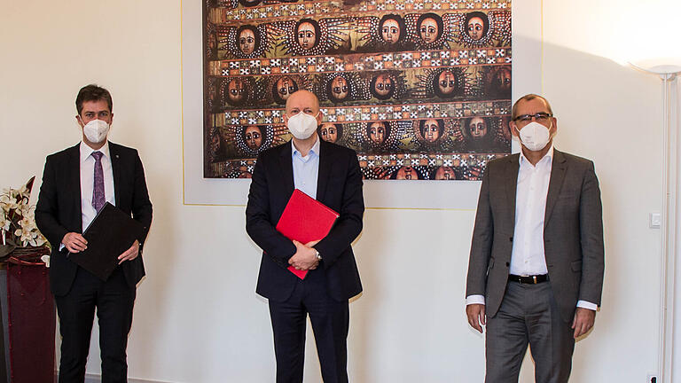 Nach der notariellen Vertragsunterzeichnung im Amtszimmer des Oberbürgermeisters (von links): Matthias Schubert (Bereichsleiter Entwickeln Stadtbau Würzburg GmbH), Oberbürgermeister Christian Schuchardt, Sebastian Gefeller (Geschäftsführer Dawonia Real Estate GmbH & Co. KG), Hans Sartoris (Geschäftsführer Stadtbau Würzburg GmbH) und Andreas Heinen (Bereichsleiter An- und Verkauf Dawonia). Nach der notariellen Vertragsunterzeichnung im Amtszimmer des Oberbürgermeisters (von links): Matthias Schubert (Bereichsleiter Entwickeln Stadtbau Würzburg GmbH), Oberbürgermeister Christian Schuchardt, Sebastian Gefeller (Geschäftsführer Dawonia Real Estate GmbH & Co. KG), Hans Sartoris (Geschäftsführer Stadtbau Würzburg GmbH) und Andreas Heinen (Bereichsleiter An- und Verkauf Dawonia).