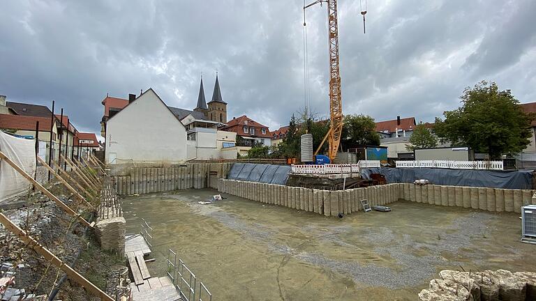 Die Baustelle am Hotel-Gasthof 'Wilder Mann' in Gerolzhofen ruht derzeit. Das bestehende historische Gebäude soll um einen Hotel-Anbau erweitert werden, mit Tiefgarage.