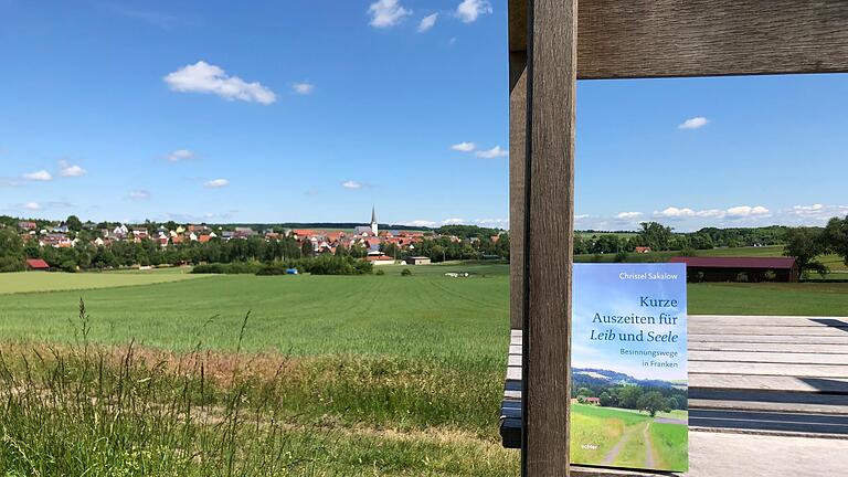 Auch dieser Platz gegenüber der Dorfansicht von Großeibstadt lädt zum Verweilen ein, auch wenn auf dem Foto von der überdimensionalen Sitzgelegenheit auf dem Weg der Seelenstühle nur ein kleiner Ausschnitt zu sehen ist.&nbsp;