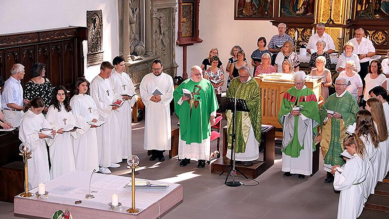 Abschiedsgottesdienst für Pater Theiler in Ebern mit Pater Kotwica (Mitte) als Zelebrant. Abschiedsgottesdienst für Pater Theiler in Ebern mit Pater Kotwica (Mitte) als Zelebrant.