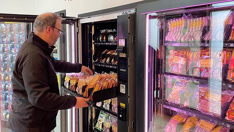 Stefan Baumgärtner füllt die Automaten auf. Einmal am Tag muss jemand vorbeikommen, um sie mit neuen Lebensmitteln zu bestücken. Stefan Baumgärtner füllt die Automaten auf. Einmal am Tag muss jemand vorbeikommen, um sie mit neuen Lebensmitteln zu bestücken.