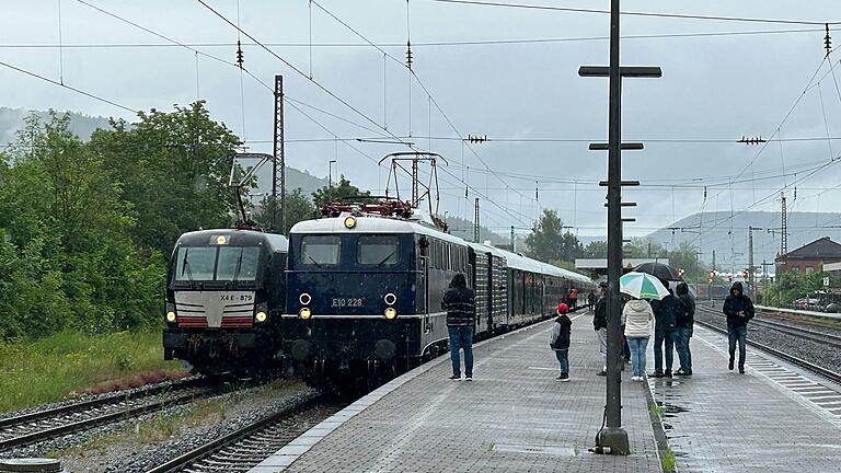 Ein historischer Sonderzug machte am Samstag Halt am Lohrer Bahnhof.