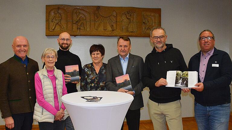 Im Gästehaus in Wargolshausen wurde das neue Heimatjahrbuch 2025 für den Landkreis Rhön-Grabfeld vorgestellt. Unser Bild zeigt von links Landrat Thomas Habermann, Inge Mack, Sebastian Mack, Marianne Albert, Schriftleiter Reinhold Albert, Verleger Jürgen Mack von der gleichnamigen Druckerei in Mellrichstadt und Sven Ritter von der Kulturagentur des Landkreises Rhön-Grabfeld.