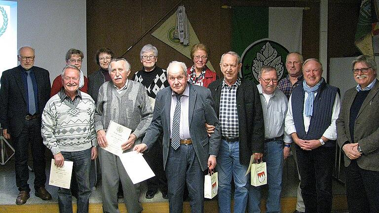 Die Ehrungen für verdiente Mitglieder auf der Jahreshauptversammlung des Rhönklub-Zweigvereins Mellrichstadt nahmen die beiden Vorsitzenden Franz Margraf (links) und Wolfgang Feiler (rechts) vor.