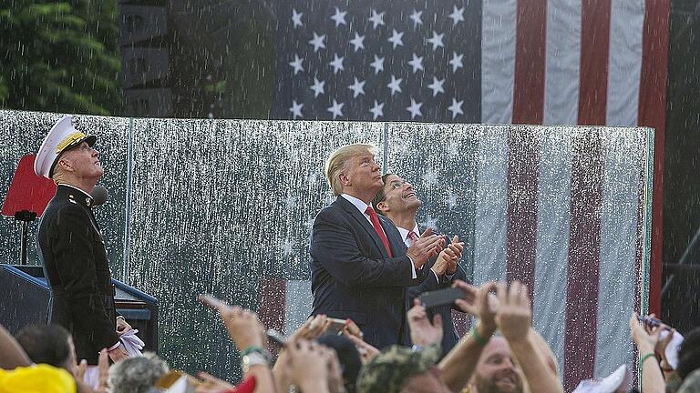 President Trump Delivers Address At Lincoln Memorial On Independence Day       -  US-Präsident Donald Trump (Mitte) beobachtet während der Feier zum US-Unabhängigkeitstag Kampfflugzeuge am Himmel.