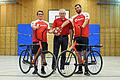 Ein eingespieltes Trio: Beim Radball müssen die Mitspieler perfekt harmonieren. Gut, dass sich Alexander Schwarz (links), Coach Hubert Henz und Florian Henz (rechts) schon lange kennen.