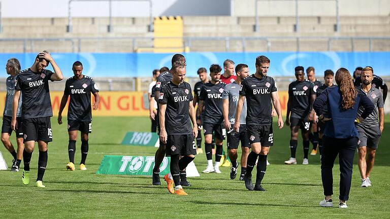 Enttäuschung bei Trainer Michael Schiele (rechts) und den Kickers nach der Niederlage im Toto-Pokal-Finale bei 1860 München. Enttäuschung bei Trainer Michael Schiele (rechts) und den Kickers nach der Niederlage im Toto-Pokal-Finale bei 1860 München.