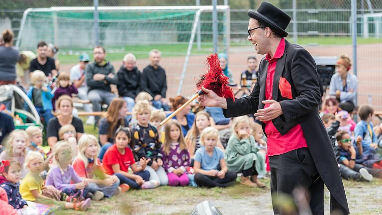 Gut besucht war der 'Tag der Zellerauer Stadtteilkultur' auf dem Parkgelände hinter der Umweltstation in Würzburg. Mit dabei war der Zauberer ZaPPaloTT, der sein Publikum zum Staunen und Lachen brachte.