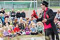 Gut besucht war der 'Tag der Zellerauer Stadtteilkultur' auf dem Parkgelände hinter der Umweltstation in Würzburg. Mit dabei war der Zauberer ZaPPaloTT, der sein Publikum zum Staunen und Lachen brachte.