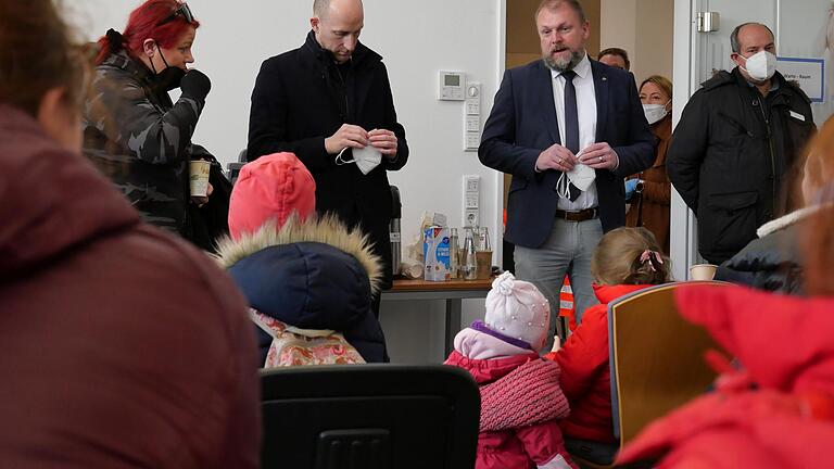 Im ehemaligen Bürogebäude von s.Oliver in Rottendorf begrüßte Landrat Thomas Eberth die vertriebenen&nbsp; Menschen.