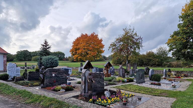 Der Friedhof in Stangenroth wird umgestaltet. Die Gräber   sollen nicht verlegt,  die Pflanzflächen aber verkleinert und die Platten entfernt werden.       -  Der Friedhof in Stangenroth wird umgestaltet. Die Gräber   sollen nicht verlegt,  die Pflanzflächen aber verkleinert und die Platten entfernt werden.