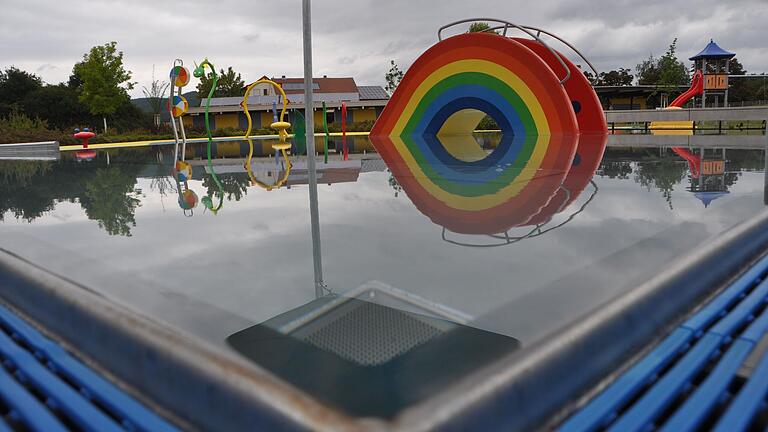 Der Kinderbereich des Hofheimer Allianzbads (Archivbild): Getrennte Wasserkreisläufe sollen dort nach den jetzt beschlossenen Sanierungsarbeiten im Freibad für eine wärmere Wassertemperatur sorgen. Der Kinderbereich des Hofheimer Allianzbads (Archivbild): Getrennte Wasserkreisläufe sollen dort nach den jetzt beschlossenen Sanierungsarbeiten im Freibad für eine wärmere Wassertemperatur sorgen.