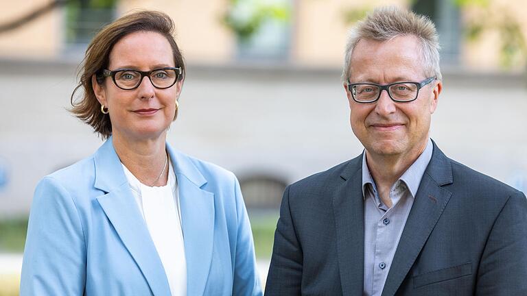 Erklären, wer wann wie einen Schwerbehindertenausweis bekommt: Kerstin Altenbeck, Leiterin der Regionalstelle Unterfranken des Zentrums Bayern Familie und Soziales in Würzburg, und Frank Lippold, Fachverantwortlicher für das Schwerbehindertenrecht. Erklären, wer wann wie einen Schwerbehindertenausweis bekommt: Kerstin Altenbeck, Leiterin der Regionalstelle Unterfranken des Zentrums Bayern Familie und Soziales in Würzburg, und Frank Lippold, Fachverantwortlicher für das Schwerbehindertenrecht.