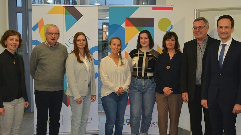 Eva Krümpel (Kulturmanagerin am Landratsamt) und Landrat Florian Töpper gratulierten Georg Brem, Bernadette Hofmann, Jasmin Stöhlein/Kita Sonnenschein, Alina Videnin in Vertretung für Oksana Geist, Rita Schonunger und Rainer Ullrich. Eva Krümpel (Kulturmanagerin am Landratsamt) und Landrat Florian Töpper gratulierten Georg Brem, Bernadette Hofmann, Jasmin Stöhlein/Kita Sonnenschein, Alina Videnin in Vertretung für Oksana Geist, Rita Schonunger und Rainer Ullrich.