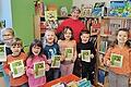 Die Kinder sind stolz auf ihren Erfolg und präsentieren ihren Bibliotheksführerschein.       -  Die Kinder sind stolz auf ihren Erfolg und präsentieren ihren Bibliotheksführerschein.