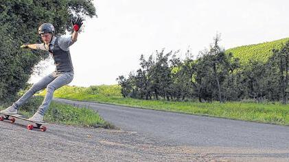 Im Gleichgewicht: Beim Longboarden kommt es darauf an, ein Gefühl für das Brett mit den Rollen zu entwickeln. Im Gleichgewicht: Beim Longboarden kommt es darauf an, ein Gefühl für das Brett mit den Rollen zu entwickeln.