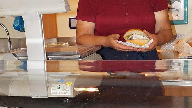 Von Kabeljau über Lachs bis zum Heringssalat: Bei Karin Haberlandt vom Hamburger Fischkutter gibt's frischen Fisch. Von Kabeljau über Lachs bis zum Heringssalat: Bei Karin Haberlandt vom Hamburger Fischkutter gibt's frischen Fisch.